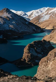 Fotokunst von Michael Wagener: ruhiger Bergdamm in Tibet mit schneebedeckten Gipfeln
