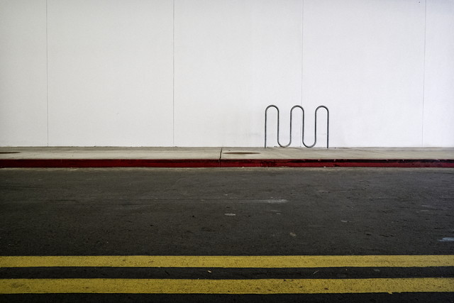 Porte-vélos (dans un centre commercial) par Jeff Seltzer